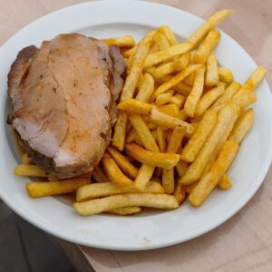 Mittagessen - Braten mit Pommes
