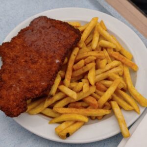 Mittagessen - Schnitzel mit Pommes